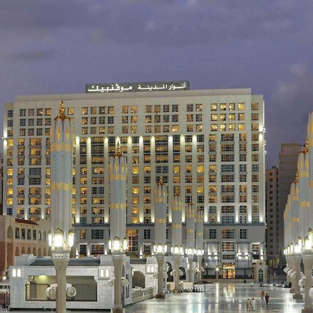 Hotel Anwar Al Madinah Moevenpick à Médine Extérieur photo Riad Square Hotel