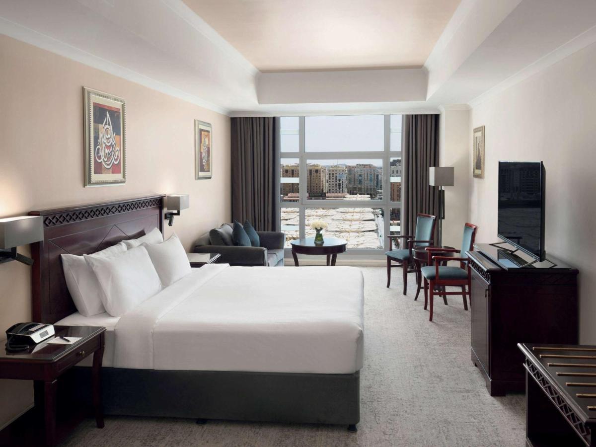 Hotel Anwar Al Madinah Moevenpick à Médine Extérieur photo A room at the hotel