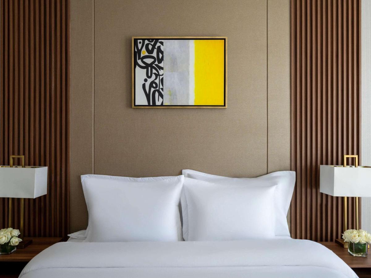 Hotel Anwar Al Madinah Moevenpick à Médine Extérieur photo A guest room at the Four Seasons Hotel, Paris