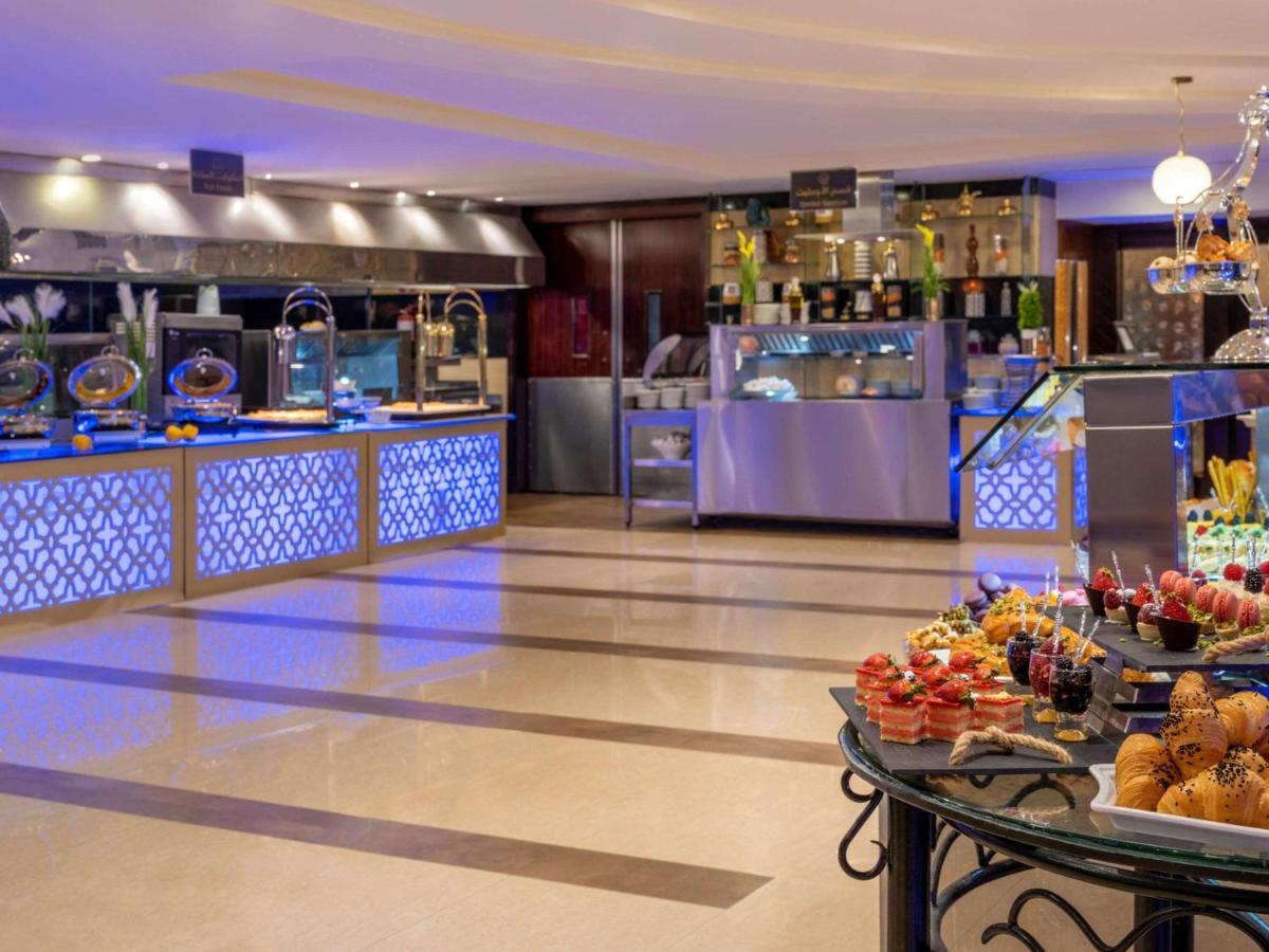 Hotel Anwar Al Madinah Moevenpick à Médine Extérieur photo The hotel's buffet