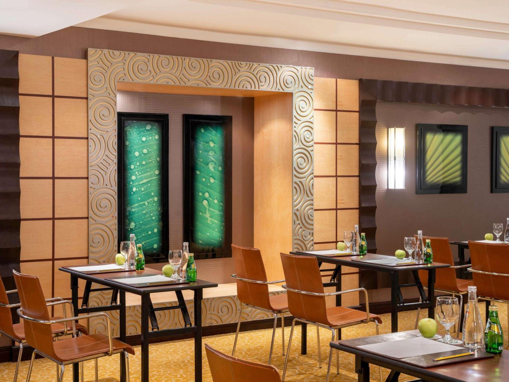 Hotel Anwar Al Madinah Moevenpick à Médine Extérieur photo The meeting room