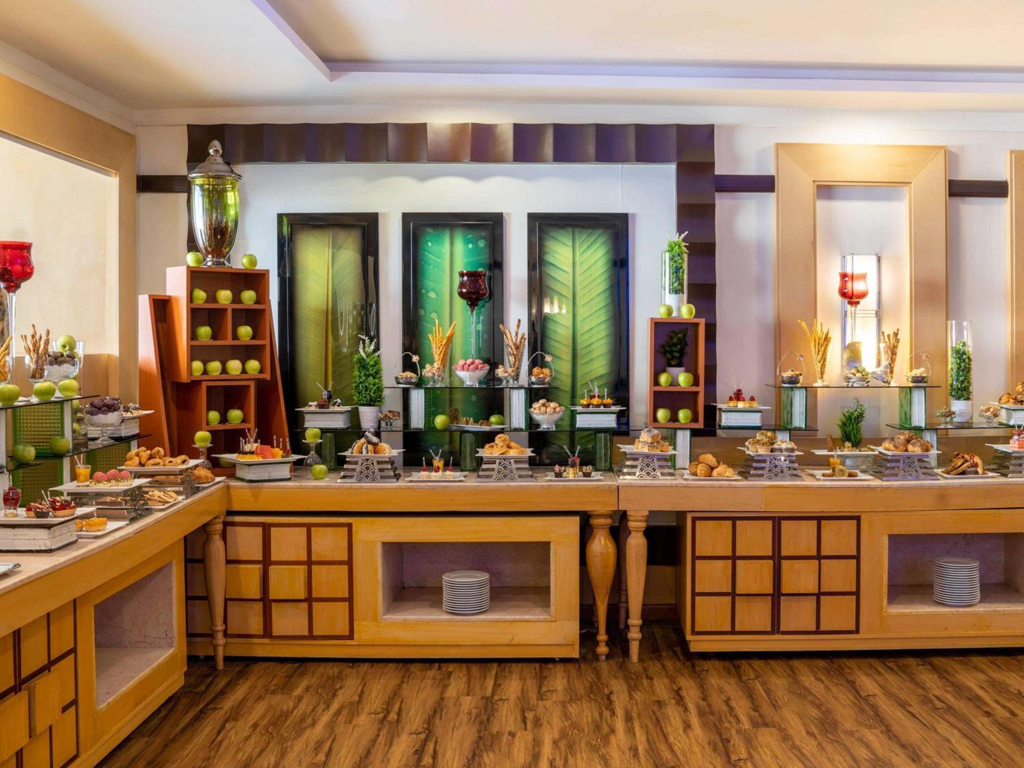 Hotel Anwar Al Madinah Moevenpick à Médine Extérieur photo A buffet at a luxury hotel
