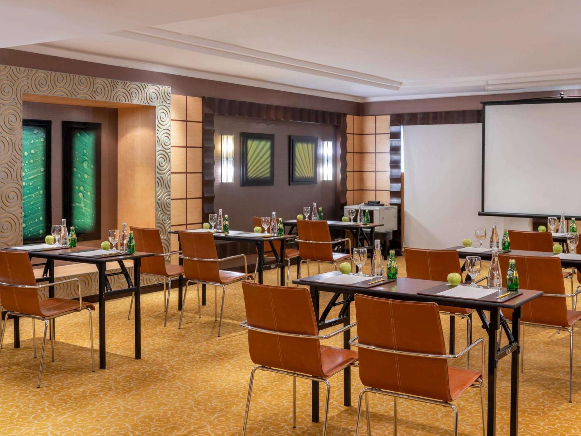 Hotel Anwar Al Madinah Moevenpick à Médine Extérieur photo The meeting room