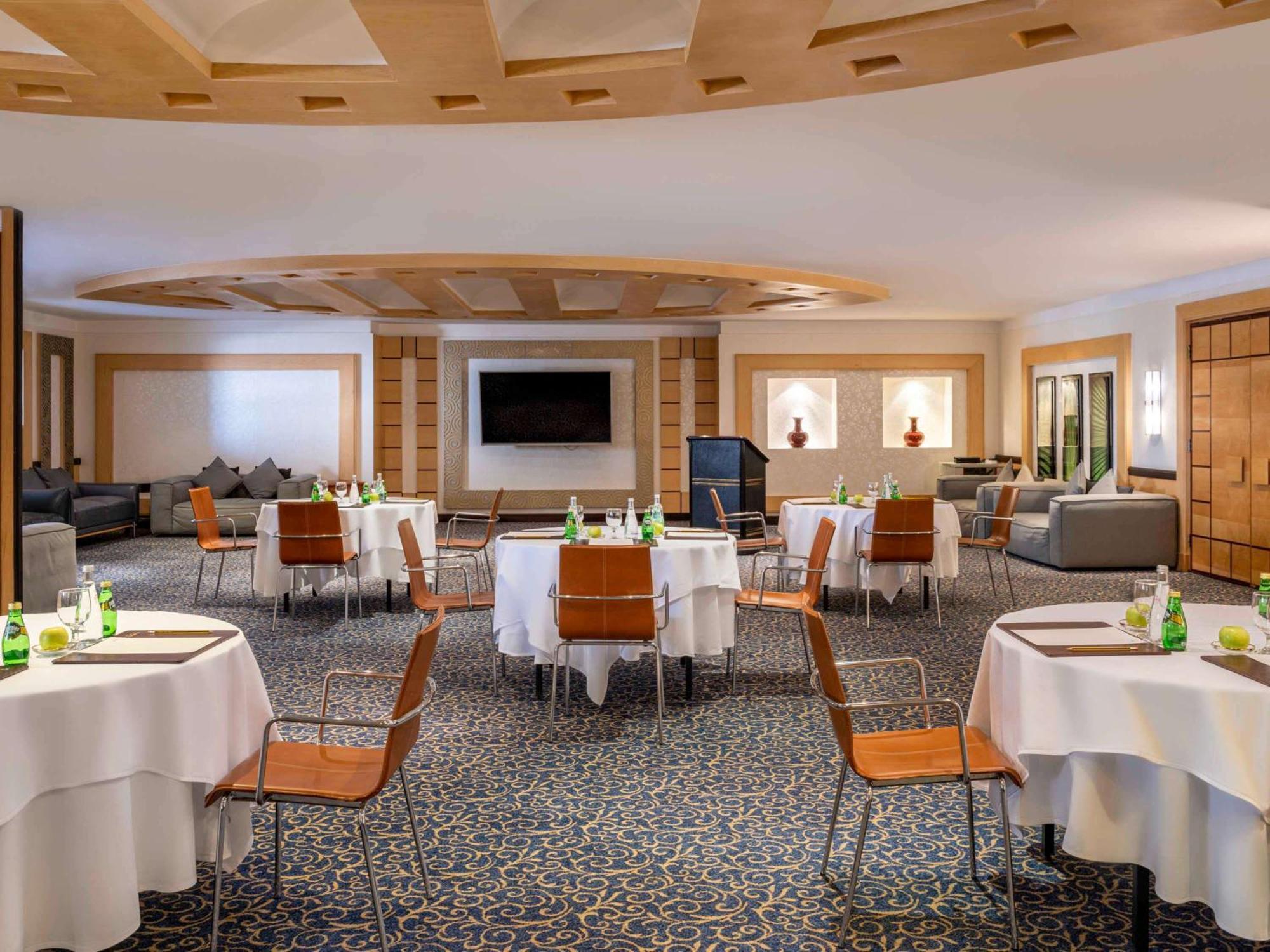 Hotel Anwar Al Madinah Moevenpick à Médine Extérieur photo The meeting room