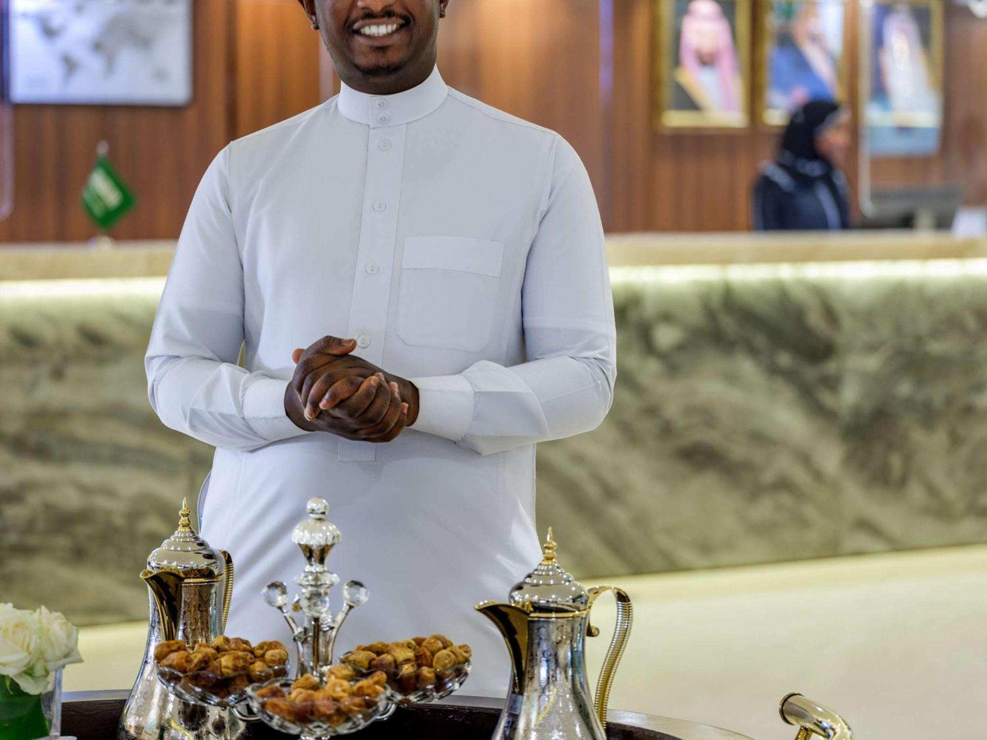 Hotel Anwar Al Madinah Moevenpick à Médine Extérieur photo A man wearing a thobe.