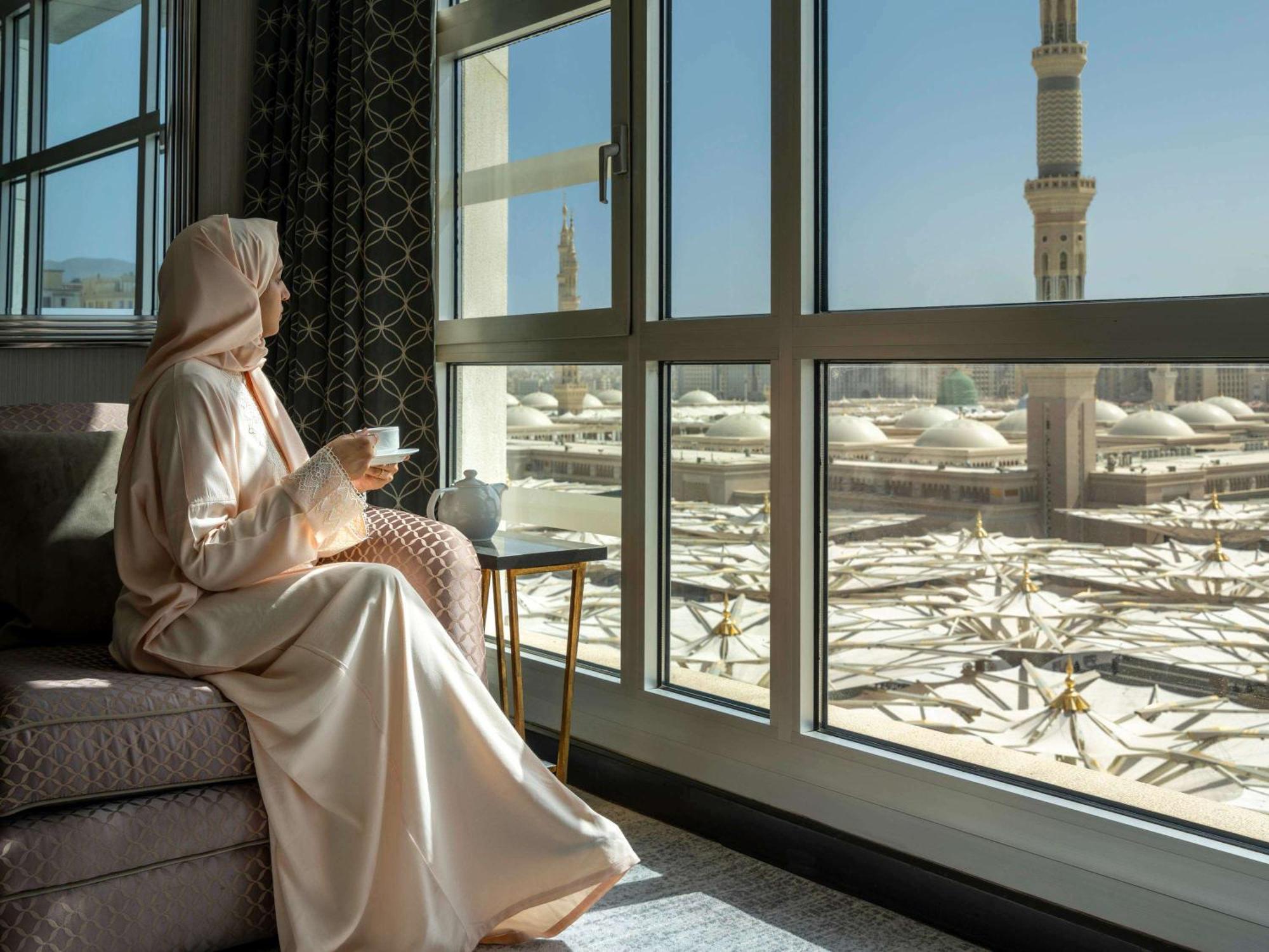 Hotel Anwar Al Madinah Moevenpick à Médine Extérieur photo A guest enjoys a view of the Haram from a room at the Kingdom Tower Hotel