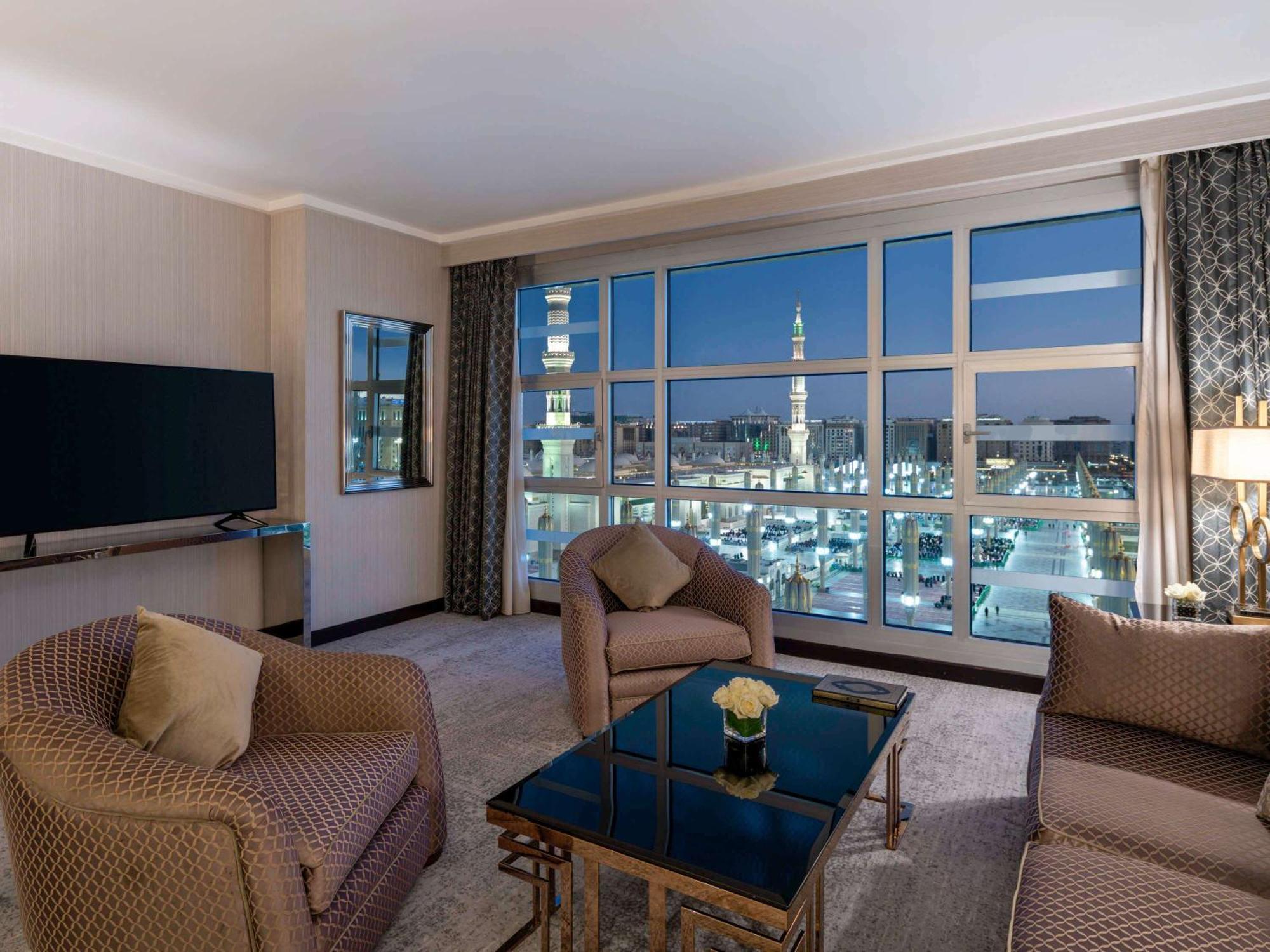 Hotel Anwar Al Madinah Moevenpick à Médine Extérieur photo A view of the Mecca from a suite at the Ritz-Carlton Riyadh