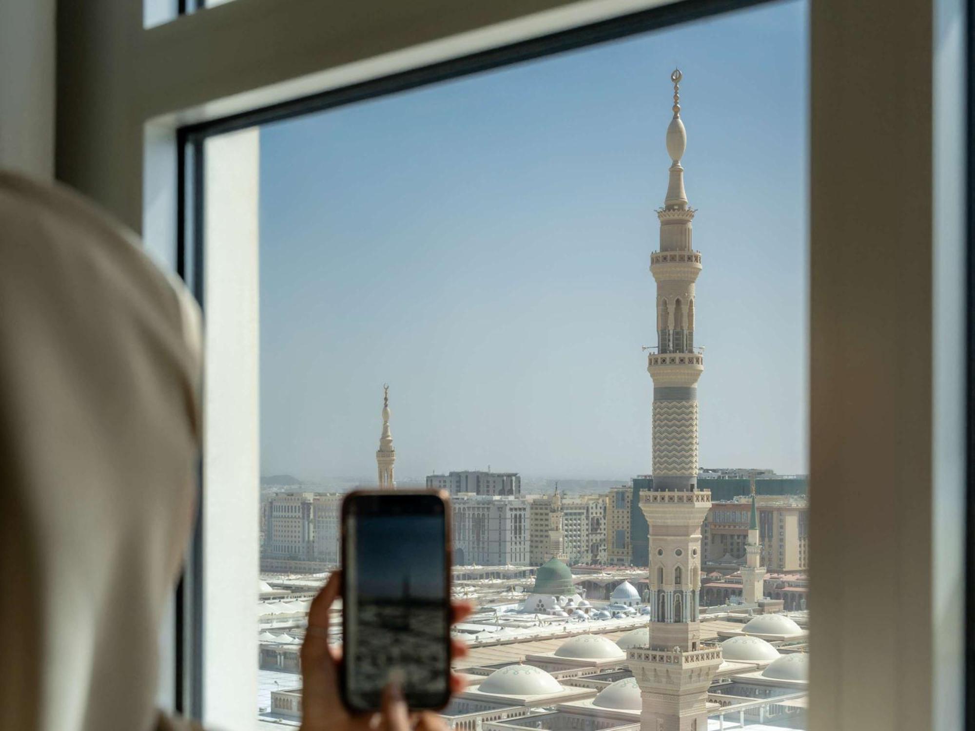 Hotel Anwar Al Madinah Moevenpick à Médine Extérieur photo A view of the tower from a hotel room