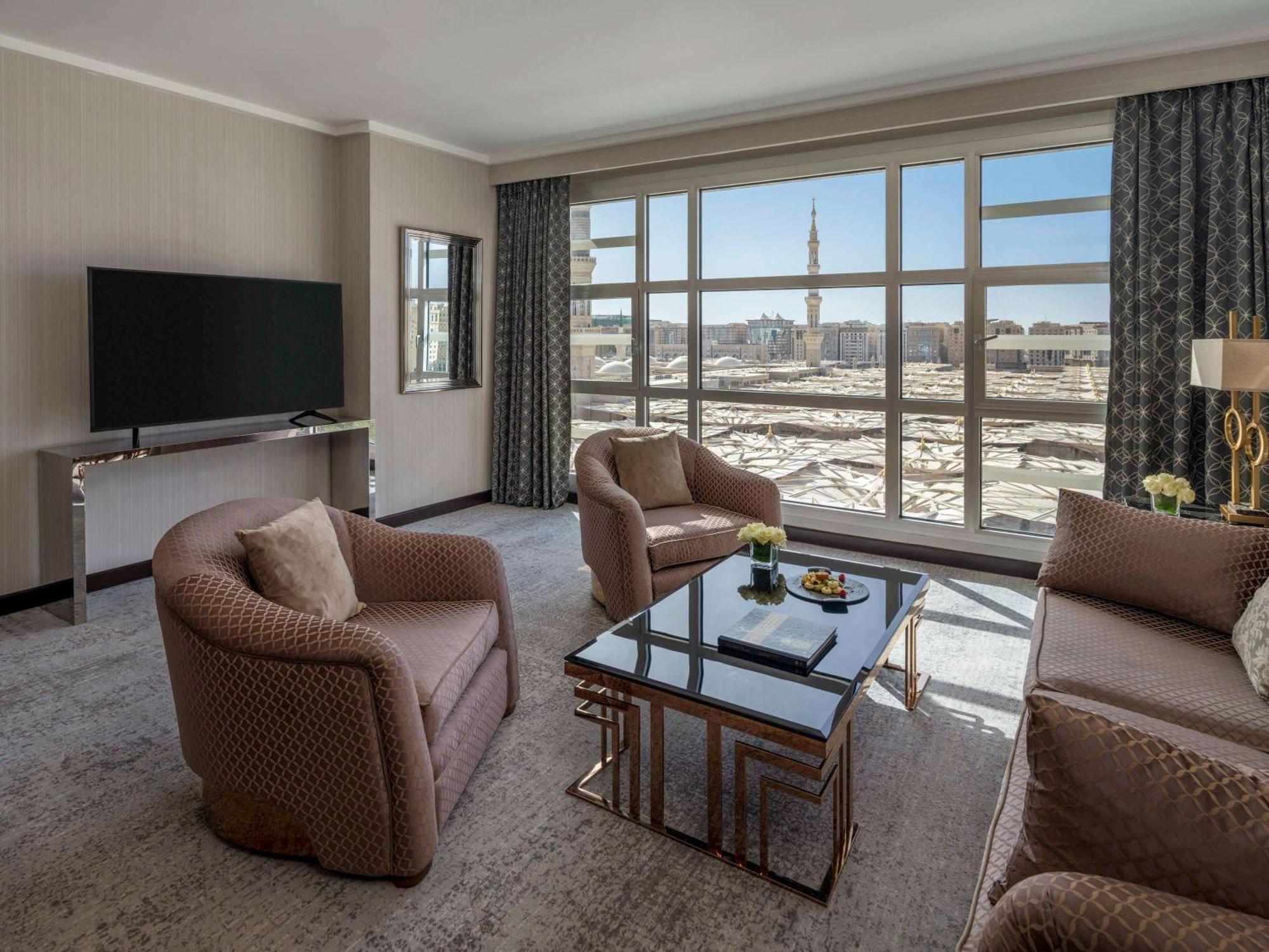 Hotel Anwar Al Madinah Moevenpick à Médine Extérieur photo A view of the city from a suite at the Ritz-Carlton Riyadh