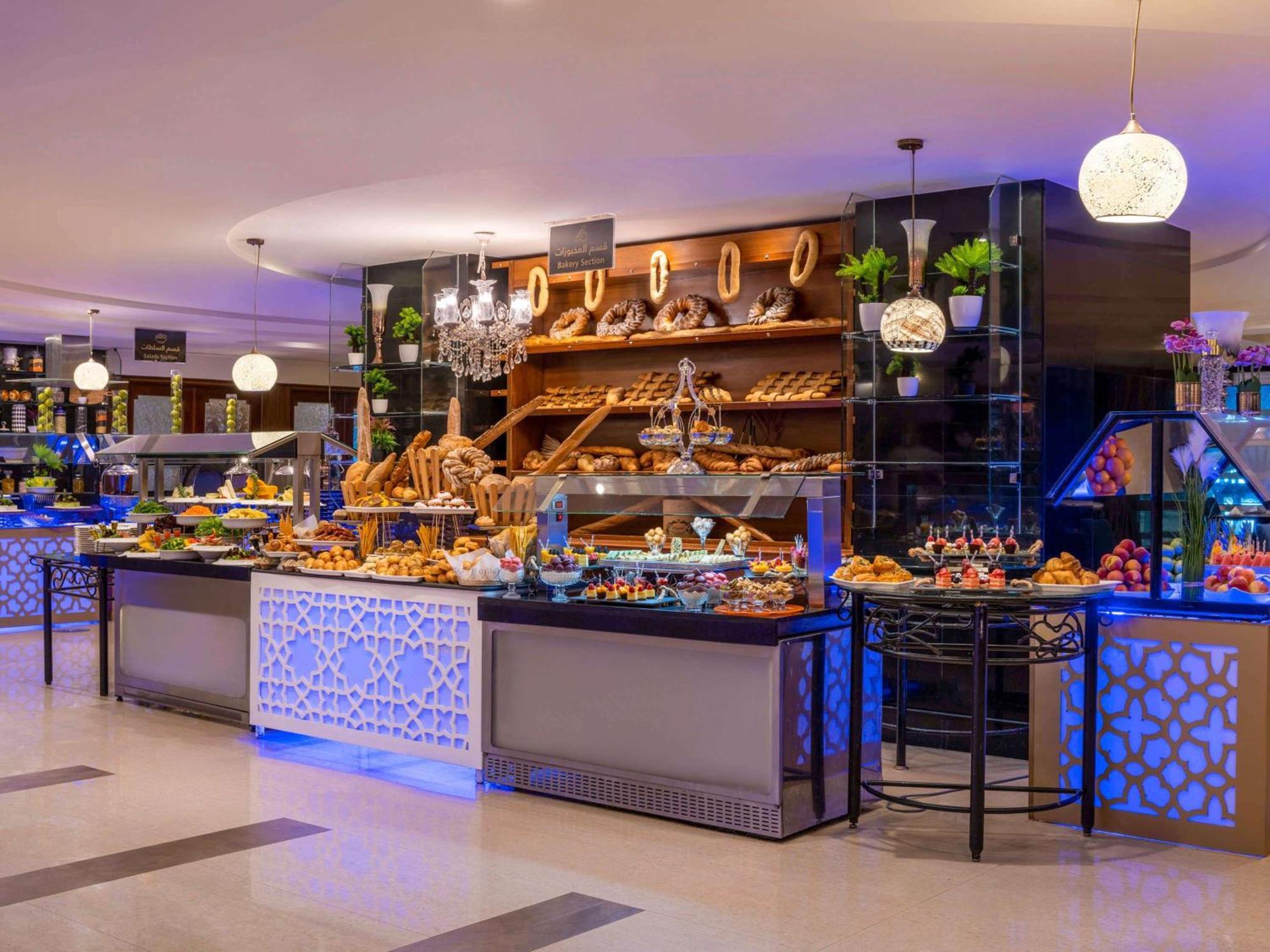 Hotel Anwar Al Madinah Moevenpick à Médine Extérieur photo The hotel's breakfast buffet