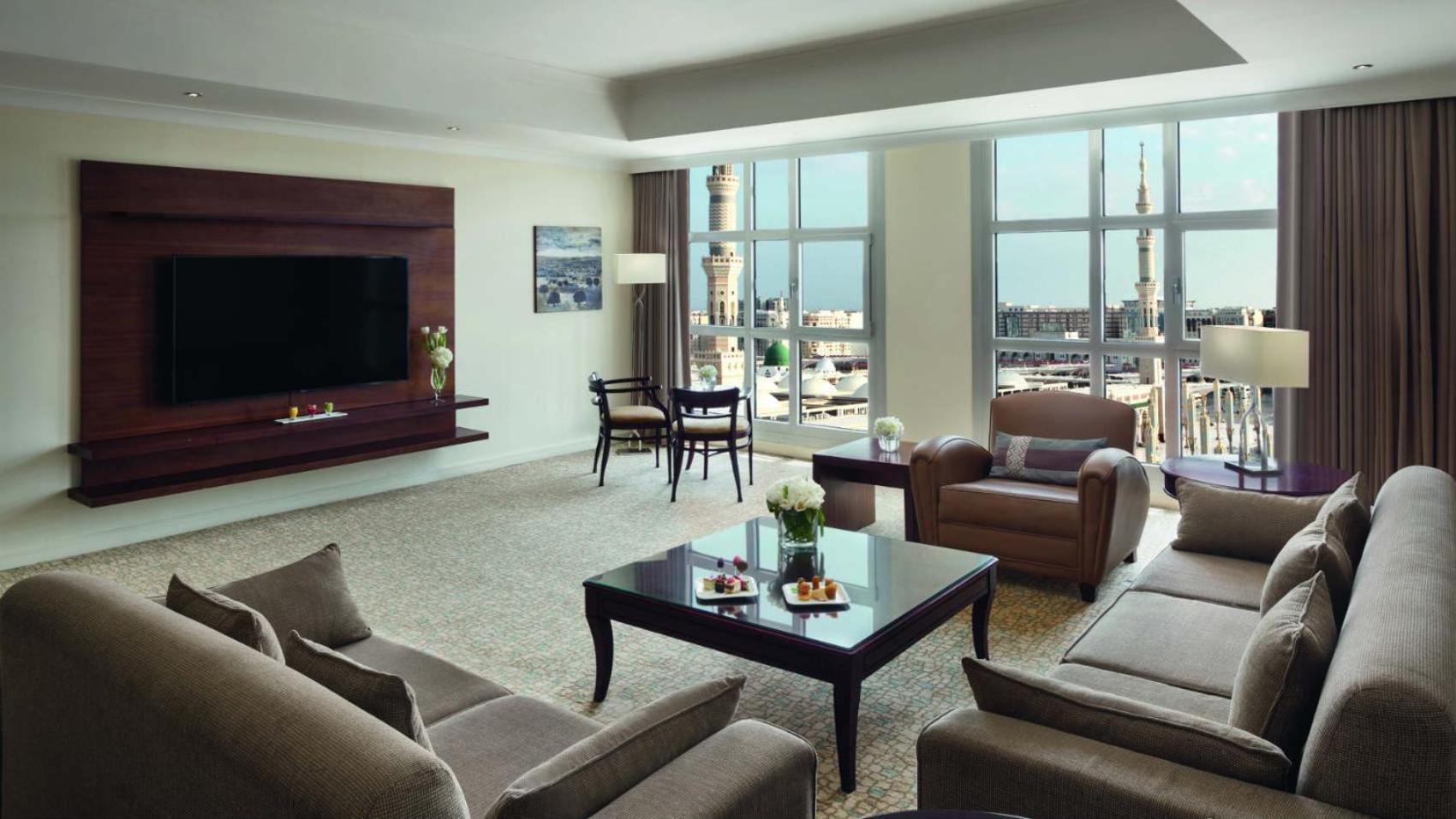 Hotel Anwar Al Madinah Moevenpick à Médine Extérieur photo A living room in a suite at the Ritz-Carlton, DIFC